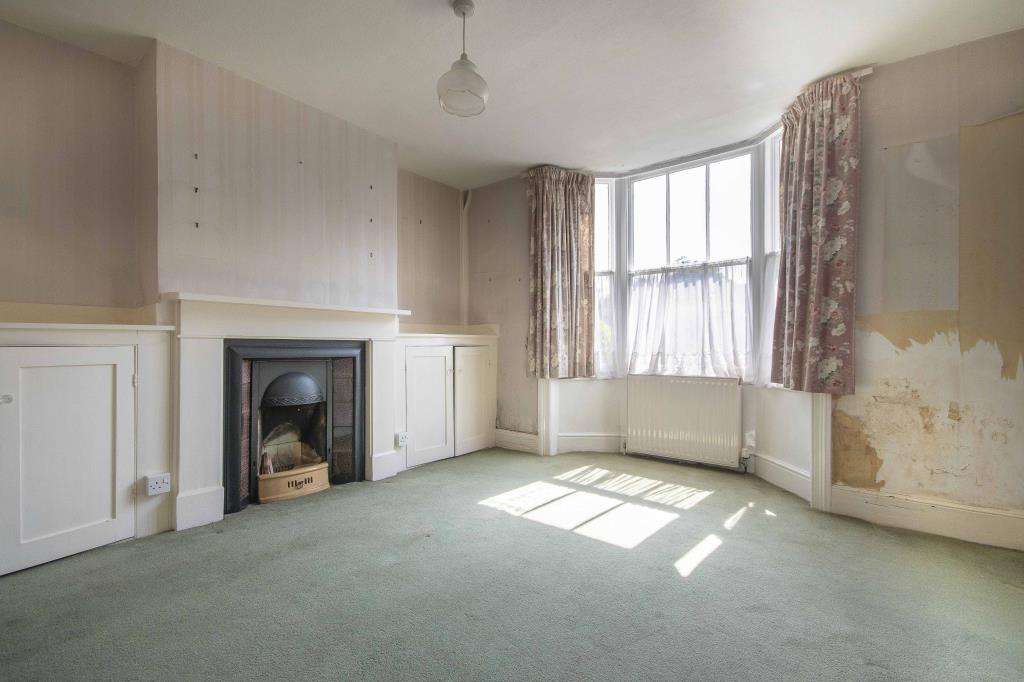 Lot: 164 - MID-TERRACE HOUSE FOR REPAIR - Living Room